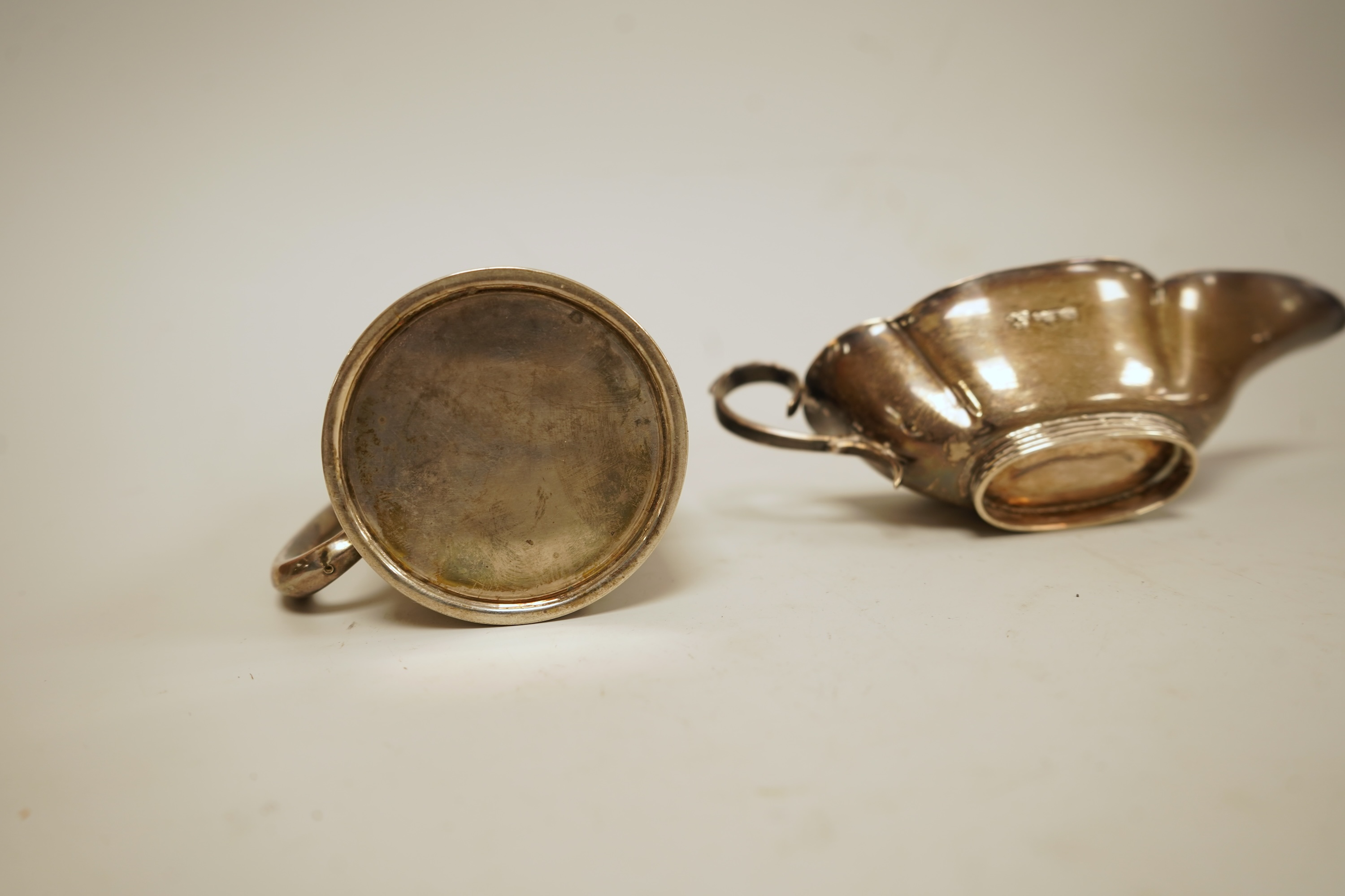 A late Victorian silver christening mug by Aldwinckle & Slater, London, 1893, height 71mm, together with a small silver sauceboat, 5oz.